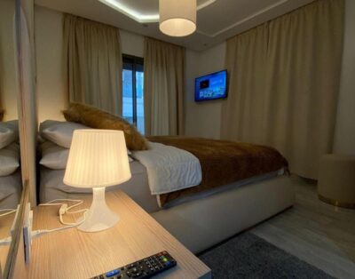 Appartement luxe 2 chambres à Malabata Hills, Tanger. À 4 min de la plage et proche TGV. Moderne, équipé, idéal pour séjour parfait.
