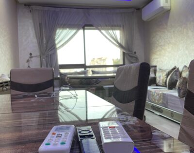 Appartement luxe 2 chambres à Tanger, à 4 min de la plage, proche gare TGV. Design élégant et confortable, avec un salon marocain traditionnel pour un espace chaleureux et relaxant. Idéal pour couples, familles et voyageurs d’affaires ou touristiques.